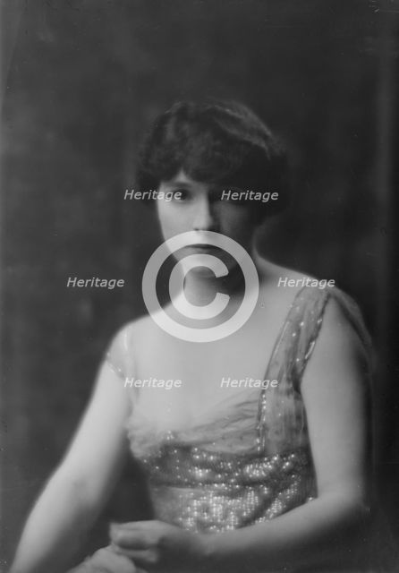Hamlin, A.J., Mrs., portrait photograph, 1917 Nov. 8. Creator: Arnold Genthe.