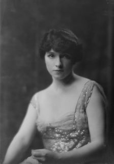 Hamlin, A.J., Mrs., portrait photograph, 1917 Nov. 8. Creator: Arnold Genthe