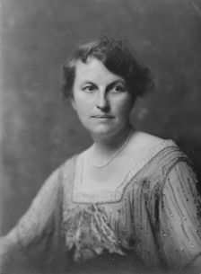Hamlin, G.W., Mrs., portrait photograph, 1917 Aug. 17. Creator: Arnold Genthe