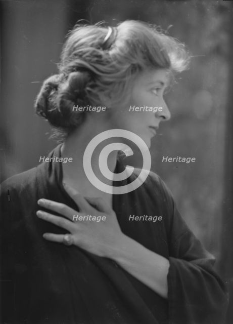 Hammond, Virginia, Miss, portrait photograph, 1915 Mar. 3. Creator: Arnold Genthe.