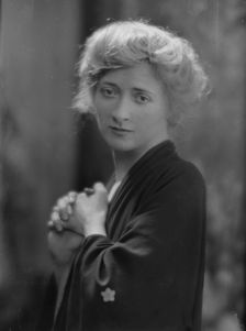 Hammond, Virginia, Miss, portrait photograph, 1915 Mar. 3. Creator: Arnold Genthe