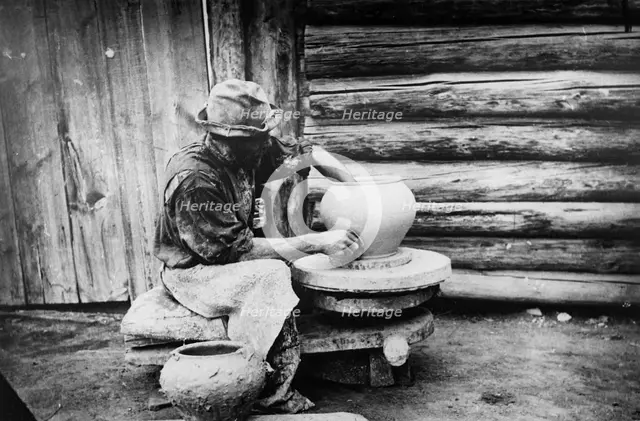Handicraft potter from the village of Atamanovskoye, Krasnoyarsk district, 1900. Creator: LI Vonago.