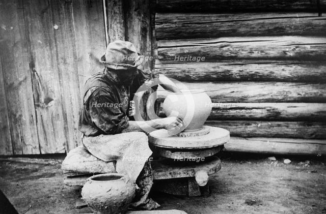 Handicraft potter from the village of Atamanovskoye, Krasnoyarsk district, 1900. Creator: LI Vonago.