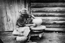 Handicraft potter from the village of Atamanovskoye, Krasnoyarsk district, 1900. Creator: LI Vonago