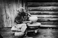 Handicraft potter from the village of Atamanovskoye, Krasnoyarsk district, 1900. Creator: LI Vonago