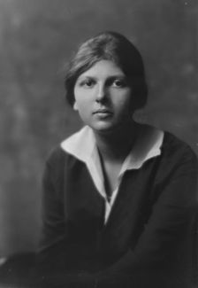 Hanna, Elizabeth, Miss (daughter of Mrs. L.D. Pelton), portrait photograph, 1917 Oct. 1. Creator: Arnold Genthe