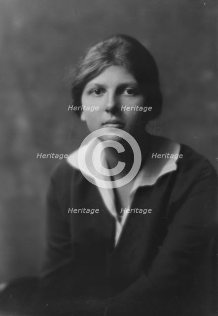 Hanna, Elizabeth, Miss (daughter of Mrs. L.D. Pelton), portrait photograph, 1917 Oct. 1. Creator: Arnold Genthe.