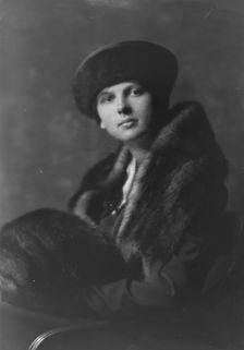 Hanna, Elizabeth, Miss (daughter of Mrs. L.D. Pelton), portrait photograph, 1917 Oct. 1. Creator: Arnold Genthe
