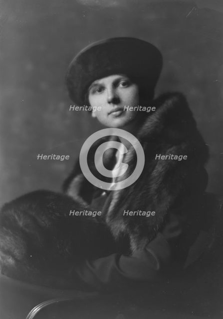 Hanna, Elizabeth, Miss (daughter of Mrs. L.D. Pelton), portrait photograph, 1917 Oct. 1. Creator: Arnold Genthe.