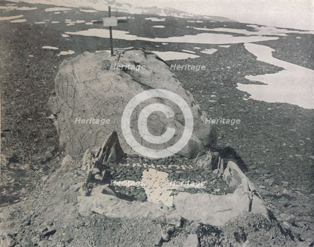 'Hansen's Grave On Cape Adare', 1911, (1913). Artist: G Murray Levick.