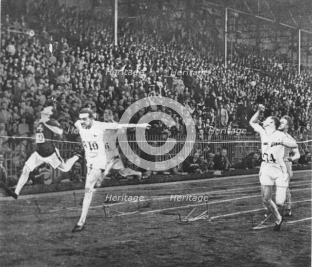 Harold Abrahams winning gold at the Olympic Games, Paris, 1924. Artist: Unknown
