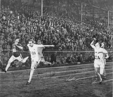 Harold Abrahams winning gold at the Olympic Games, Paris, 1924. Creator: Unknown