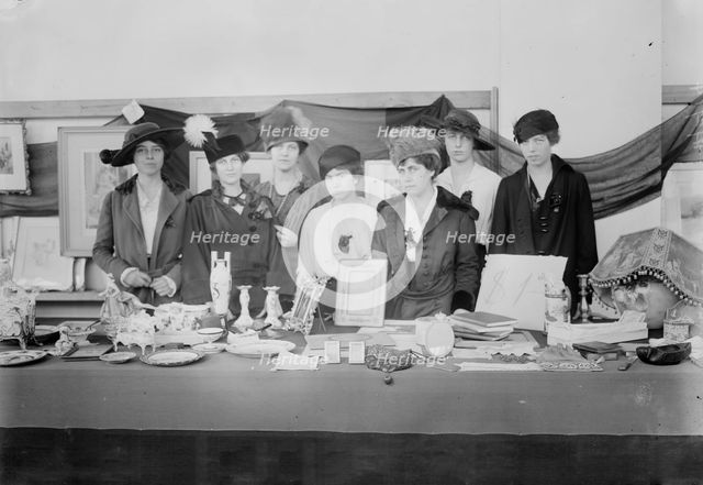 Harriet Post, Marie Canfield, Miss [Camilla] Morgan, Catherine Porter, Laura Canfield..., Dec 1914. Creator: Bain News Service.