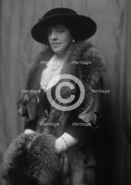 Harris, Miss, portrait photograph, 1912 or 1913. Creator: Arnold Genthe.