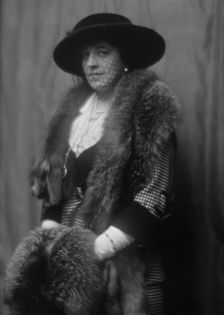 Harris, Miss, portrait photograph, 1912 or 1913. Creator: Arnold Genthe