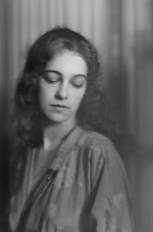 Harrison, Dolly, Miss, portrait photograph, 1915 July 23. Creator: Arnold Genthe
