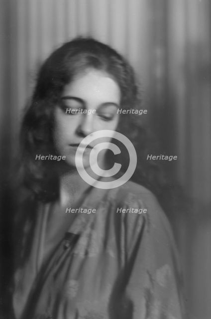 Harrison, Dolly, Miss, portrait photograph, 1915 July 23. Creator: Arnold Genthe.
