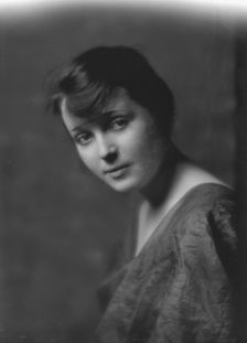Harrison, Miss, portrait photograph, 1915 Dec. or 1916 Jan. Creator: Arnold Genthe