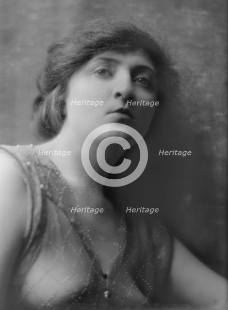 Hastings, Alice, Miss, portrait photograph, 1915 June 1. Creator: Arnold Genthe.