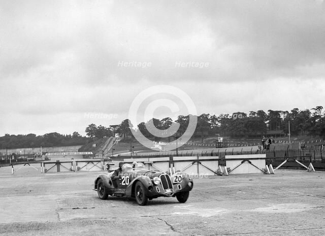 HC Hunter's Alfa Romeo driving through the chicane, JCC Members' Day, Brooklands, 8 July 1939. Artist: Bill Brunell.