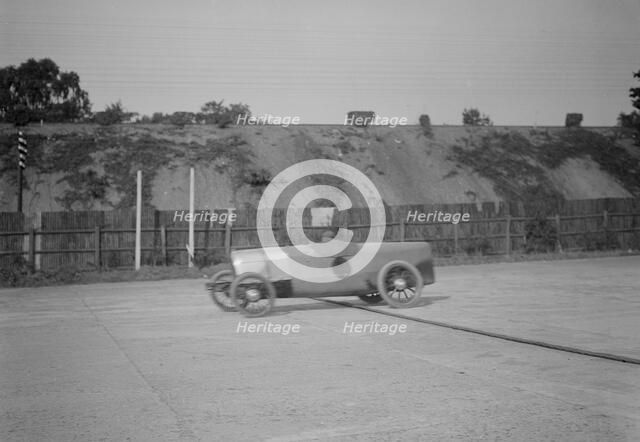 HE 14/40 driven by RJ Sully, Brooklands. Artist: Bill Brunell.