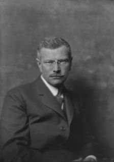 Heynen, Carl, Mr., portrait photograph, 1916. Creator: Arnold Genthe
