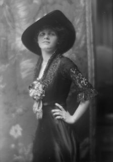Hegger, Grace Livingston, Miss, portrait photograph, 1913. Creator: Arnold Genthe