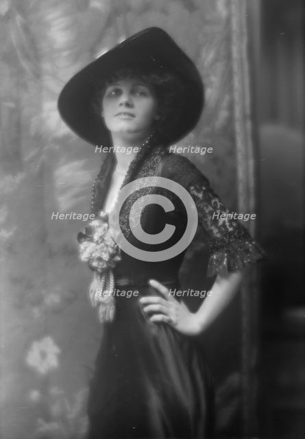 Hegger, Grace Livingston, Miss, portrait photograph, 1913. Creator: Arnold Genthe.