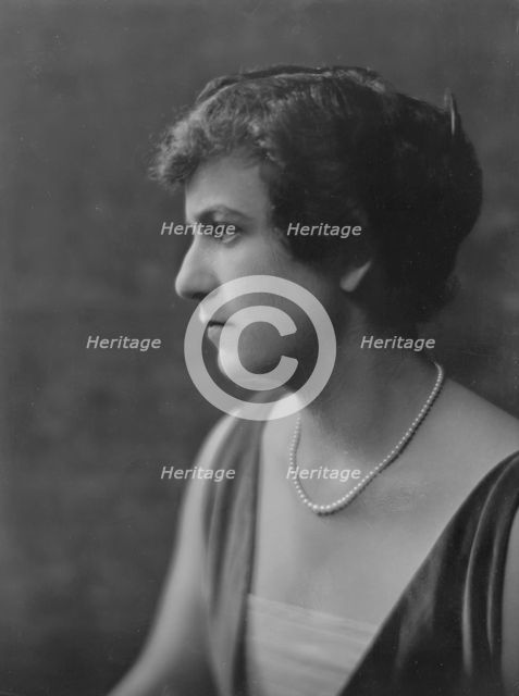 Heilbroner, L., Mrs., portrait photograph, 1916. Creator: Arnold Genthe.