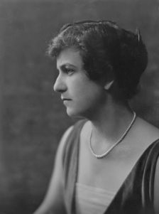 Heilbroner, L., Mrs., portrait photograph, 1916. Creator: Arnold Genthe