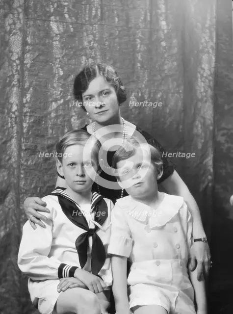 Henderson, H.M., Mrs., and children, portrait photograph, 1928 Creator: Arnold Genthe.