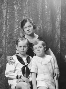 Henderson, H.M., Mrs., and children, portrait photograph, 1928 Creator: Arnold Genthe