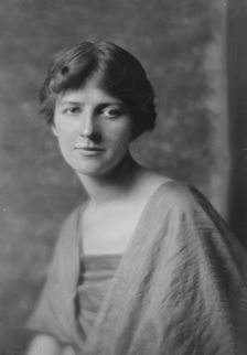 Henley, Miss, portrait photograph, 1916 Feb. 1. Creator: Arnold Genthe