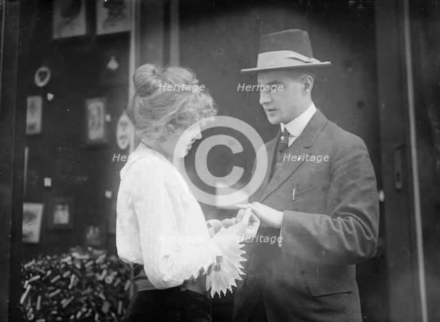 Henrietta Mielke giving iron ring to contributor, 22 Oct 1914. Creator: Bain News Service.