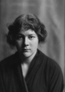 Henry, Frances D., Miss, portrait photograph, 1912 May 20. Creator: Arnold Genthe