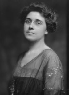 Heroy, Elizabeth, Miss, portrait photograph, 1915 Feb. 18. Creator: Arnold Genthe