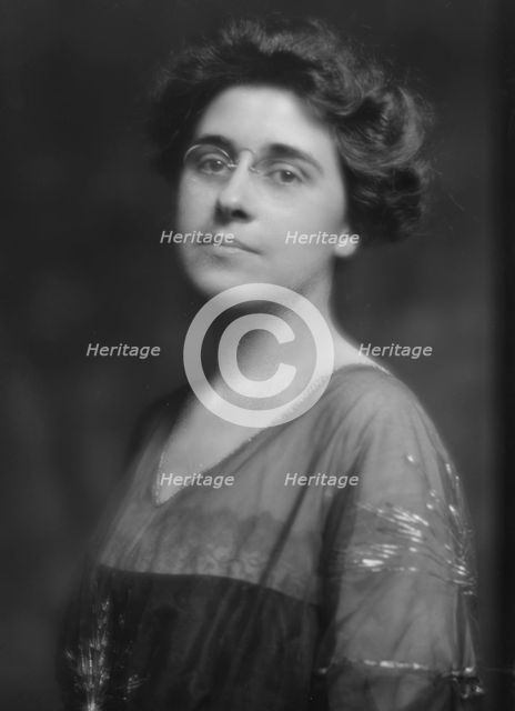 Heroy, Elizabeth, Miss, portrait photograph, 1915 Feb. 18. Creator: Arnold Genthe.