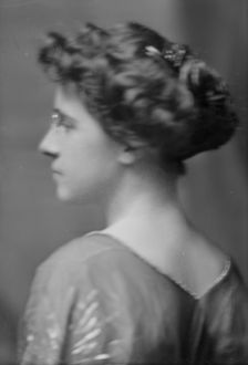 Heroy, Elizabeth, Miss, portrait photograph, 1915 Feb. 18. Creator: Arnold Genthe