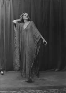 Herundean, Helen, Miss, portrait photograph, 1916 Oct. 12. Creator: Arnold Genthe
