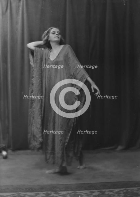 Herundean, Helen, Miss, portrait photograph, 1916 Oct. 12. Creator: Arnold Genthe.