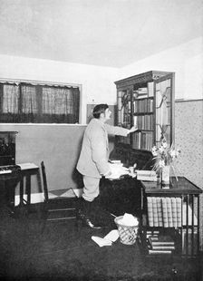 HG Wells (1865-1946), English novelist, writer and popular historian, c1902