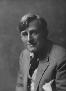 Hitchcock, Raymond, Mr., portrait photograph, 1917 July 13. Creator: Arnold Genthe