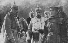 'Hiver 1914-1915.--Guillaume II interrogeant lui-meme un prisonnier russe. 1915. Creator: Unknown