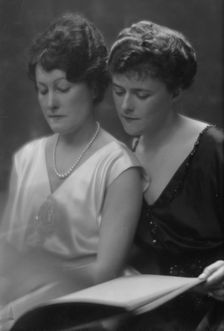 Higgins, Mrs., and Mrs. Sherwood Aldrich, portrait photograph, 1914. Creator: Arnold Genthe