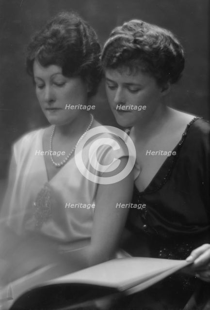 Higgins, Mrs., and Mrs. Sherwood Aldrich, portrait photograph, 1914. Creator: Arnold Genthe.