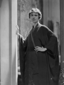 Hill, Douglas, Miss, portrait photograph, 1916. Creator: Arnold Genthe