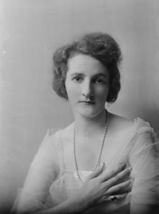 Hill, J., Miss, portrait photograph, 1916. Creator: Arnold Genthe