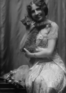 Hinckley, Arthur, Mrs., with Buzzer the cat, portrait photograph, 1913. Creator: Arnold Genthe