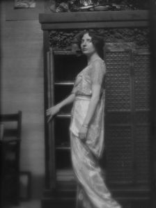 Hinckley, Arthur, Mrs., portrait photograph, 1913. Creator: Arnold Genthe