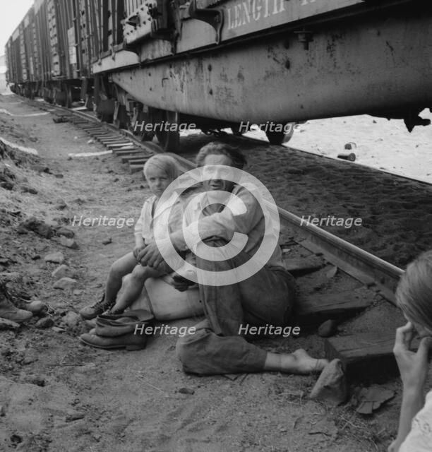 His family traveled with him on the freights, Washington, Toppenish, Yakima Valley, 1939. Creator: Dorothea Lange.